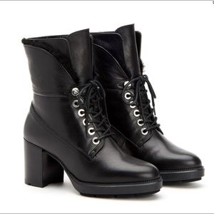 Black weatherproof heeled booties with fur